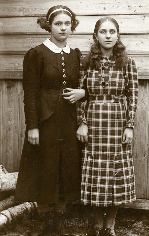 KKE 2082.jpg - Fot. Siostry Leszkowicz. Od prawej Helena i Stanisława Leszkowicz, Krzywicze, 1938 r.